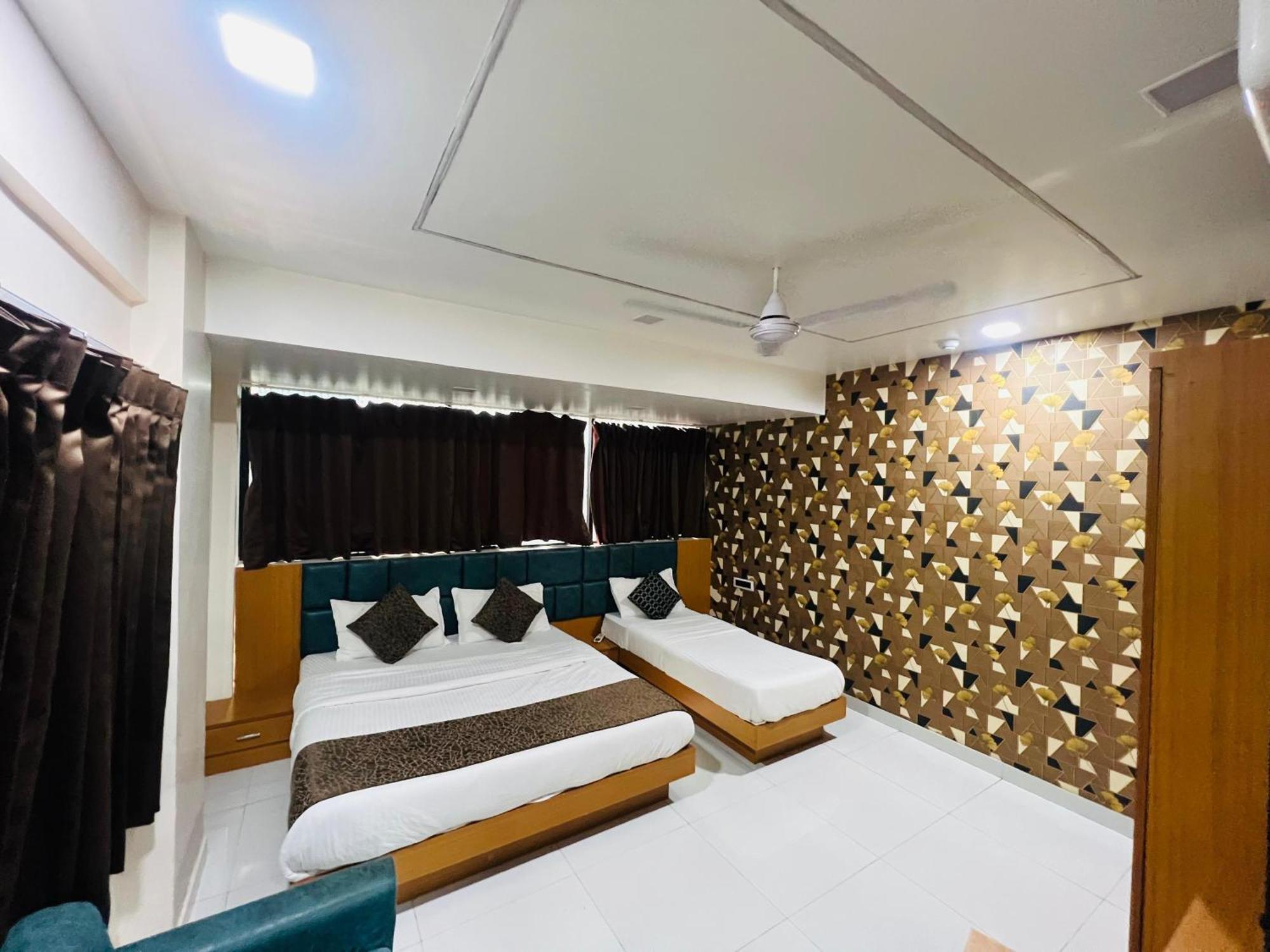 Hotel Exotic Ахмедабад Екстер'єр фото